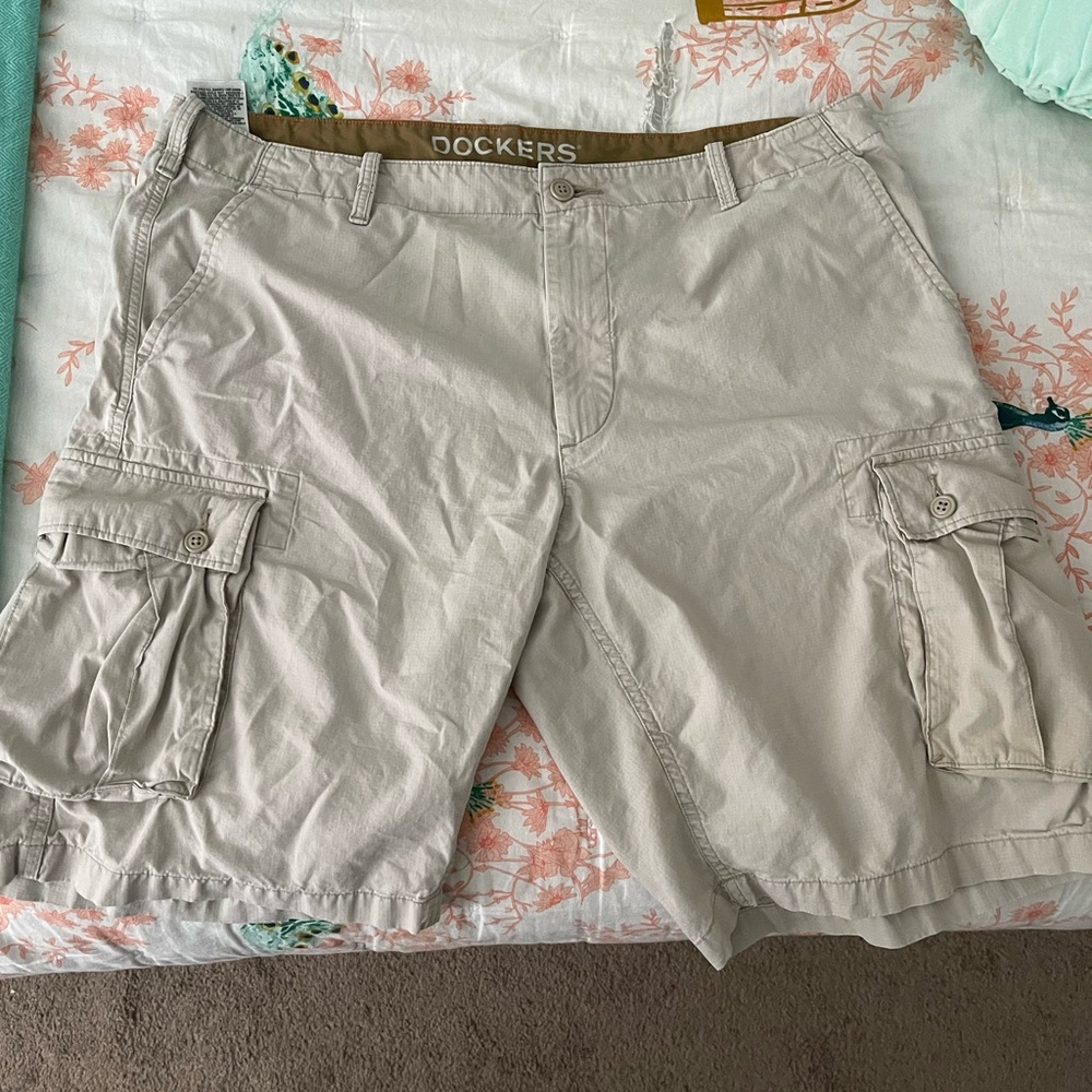 Dockers tan cargo shorts XL